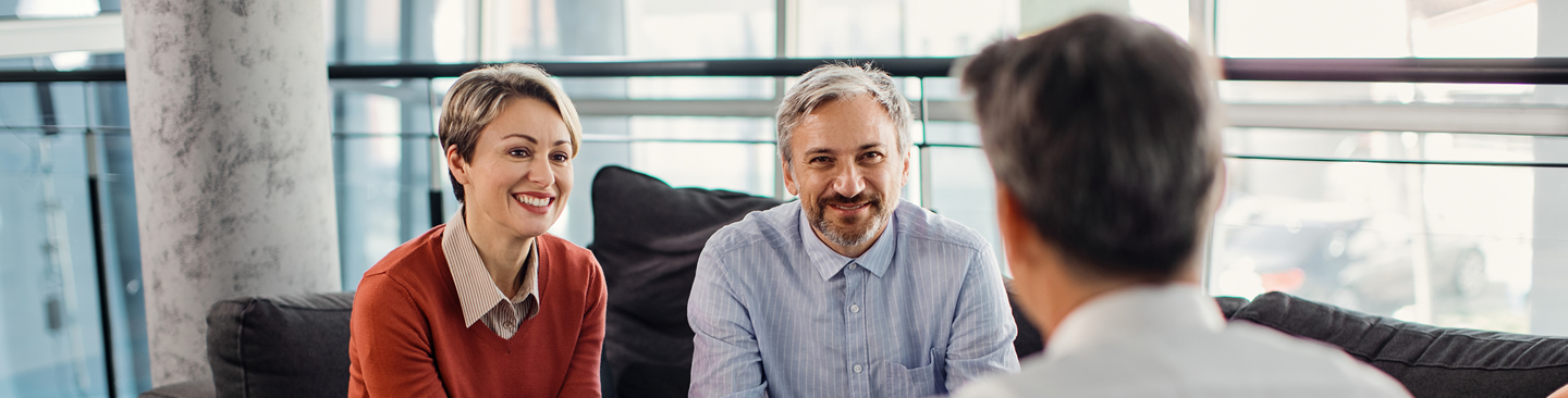 FECA - Invest - Financial advisor happy-couple-having-a-meeting-with-financial-advise